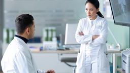Erst setzt Dr. Ilay Demir (Tan Caglar) Dr. Lilly Phan (Mai Duong Kieu) auf eine inoperable Gefäßmissbildung im Hirn eines Patienten an und nun wirft er ihr vor, nur eine prestigeträchtige OP durchführen zu wollen.