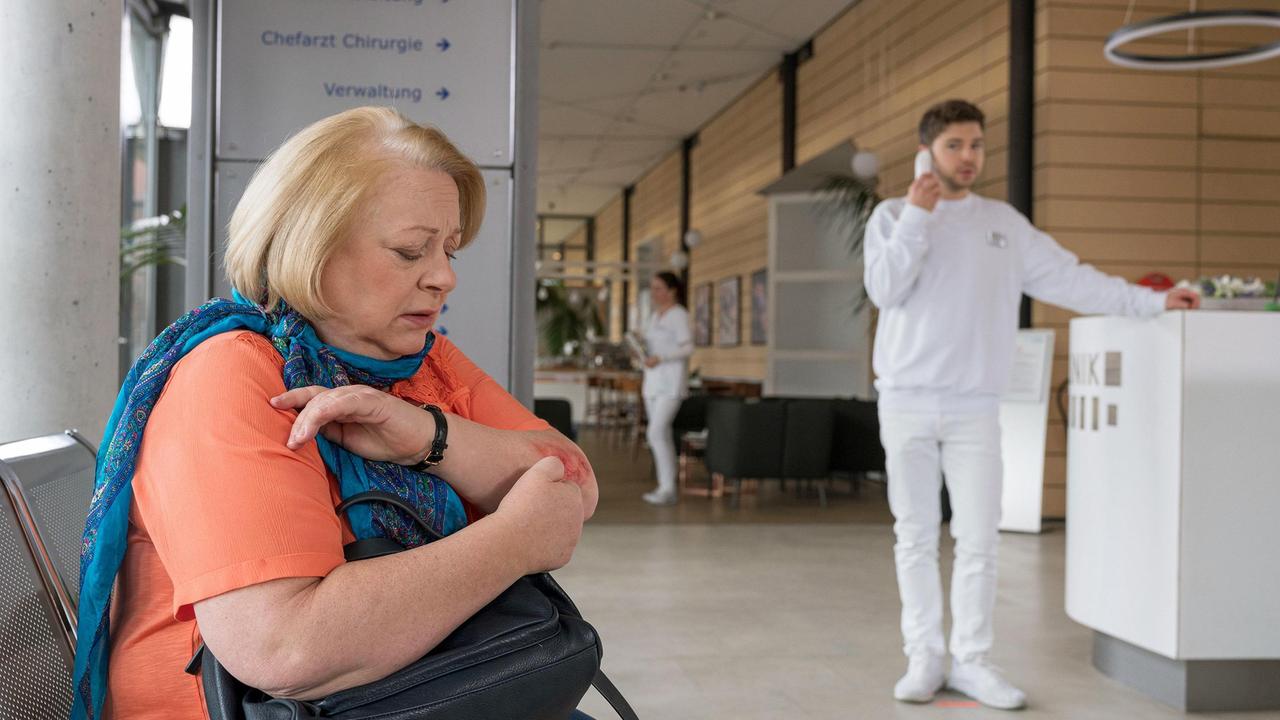 Esther Thaler (Martina Eitner-Acheampong) ist seit einer halben Ewigkeit in einem großen Hotel als Reinigungskraft angestellt. Nun hat sie ein juckendes, blutendes Ekzem, was sie untersuchen lassen muss. Da sie gleich wieder ins Hotel muss, versucht Kris Haas (Jascha Rust) ihre Wartezeit etwas zu verringern.