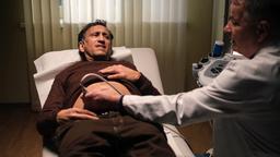 Giso Zagareli (Mike Zaka Sommerfeldt, li.) ist nicht krankenversichert und lässt seine Bauchschmerzen von Dr. Roland Heilmann (Thomas Rühmann, re.) in der Notambulanz untersuchen.