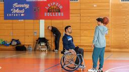 Ilay Demir (Tan Caglar, li.) und Kris Haas (Jascha Rust, re.) trainieren etwas Basketball. Kris' Interesse am Rollstuhlbasketball wird immer größer und da am nächsten Tag ein Spiel stattfindet, beschließen die beiden, hinzugehen.