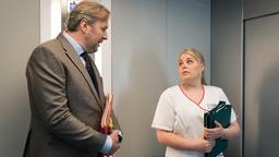 Jens Grabenhorst (Stephan Grossmann) fragt Schwester Miriam (Christina Petersen) nach dem Weg zur Kinderstation. Miriam ist auch auf dem Weg dorthin und bietet Herrn Grabenhorst an, ihn auf dem Weg zu seinem Enkelkind zu begleiten. Allerdings tritt sie mit dem "Enkelkind" gehörig ins Fettnäpfchen.