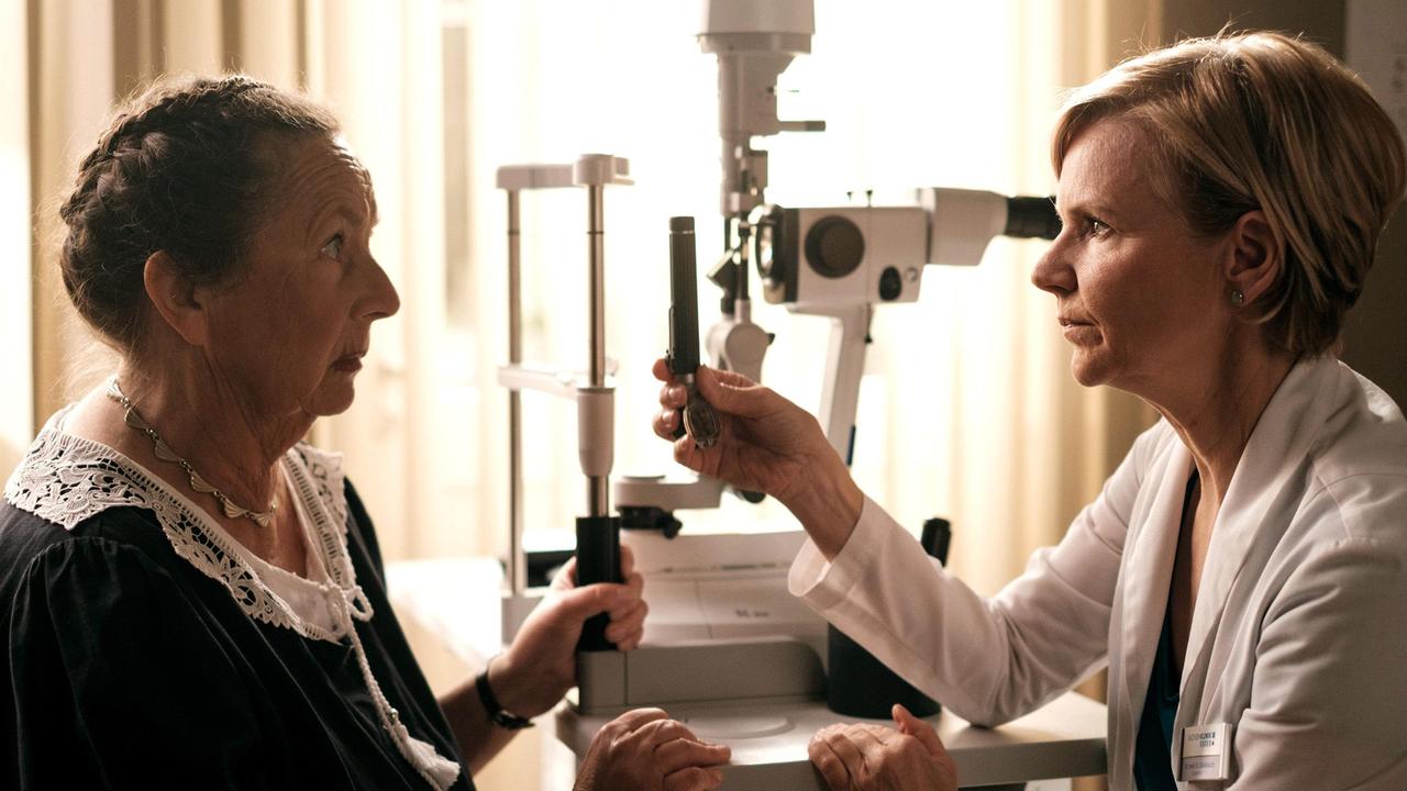 Jutta Weichsel (Doris Buchrucker, li.) ist mit starken Kopfschmerzen in die Klinik gekommen. Da ihr Auge sehr stark gerötet ist, untersucht Dr. Kathrin Globisch (Andrea Kathrin Loewig, re.) diese zuerst.