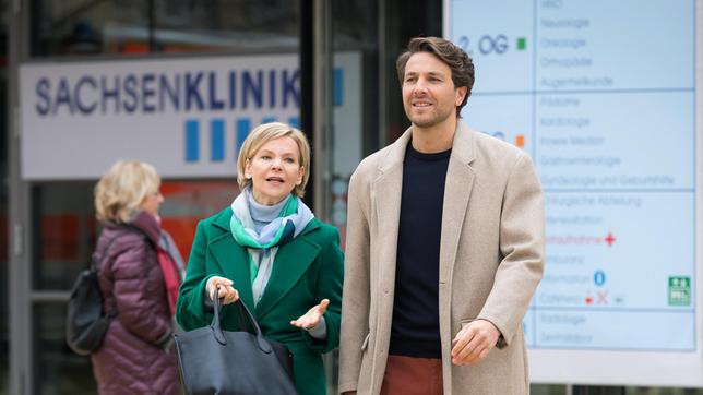 Bild: MDR/Saxonia Media/Rudolf Wernicke Kathrin Globisch (Andrea Kathrin Loewig) erzählt ihrem Sohn Lukas (Frederik Götz), warum sie ihm nicht von Beginn an die Wahrheit gesagt hat.