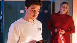 Kris Haas (Jascha Rust) glaubt, dass seine Freundin und Kollegin Miriam (Christina Petersen) hinter den ominösen Anrufen steckt. Doch als die beiden gemeinsam in der Umkleide sind, klingelt sein Telefon wieder und der mysteriöse Anrufer stellt ihm erneut eine Aufgabe.