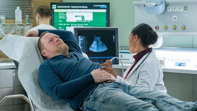 Ralf Borowski (Oliver Bröker) ist mit starken Schmerzen im Rippenbereich in die Sachsenklinik gekommen. Dr. Lucia Böhms (Vanessa Rottenburg) Diagnose einer Rippenprellung vertraut er nicht und die Weiterbehandlung geht ihm auch nicht schnell genug, nachdem er schon in der Notaufnahme warten musste.
