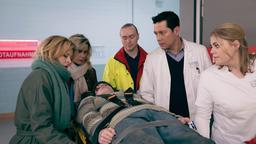 Sarah Marquardt (Alexa Maria Surholt, 2.v.li.) und Dr. Ina Schulte (Isabell Gerschke, li.) ist auf dem Weg zu einer Tagung ein junger Mann (Claude Albert Heinrich, liegend) vors Auto gelaufen. In der Sachsenklinik werden sie von Dr. Philipp Brentano (Thomas Koch, 2.v.re.) und Schwester Miriam (Christina Petersen, re.) entgegengenommen.