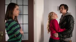 Während der Vorbereitungen zu Lisas (Ella Zirzow, 2.v.re.) Abi-Party, klingelt es an der Tür. Als Emma Brückner (Vivien Sczesny, li.) die Tür öffnet und Nils Winter (Yannic Eilers, re.) vor ihr steht, sind beide wie paralysiert. Lisa freut sich riesig, dass Nils eher zurückgekommen ist.