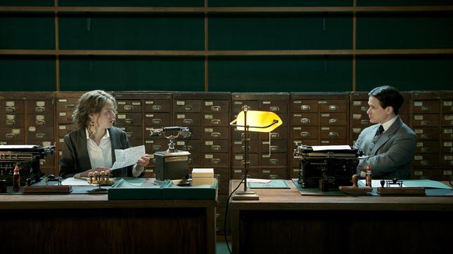 Grete Bloch (Marie-Luise Stockinger) und Franz Kafka (Joel Basman).