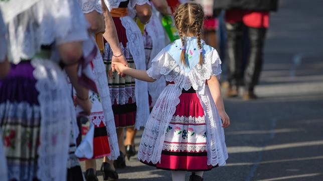 Brandenburg, Döbbrick: Ein Mädchen in original sorbisch-wendischer Festtagstracht nimmt zusammen mit weiteren Frauen am Festumzug am traditionellen Zapust, der Fastnacht, teil. (Aufnahme: 2019)