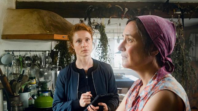 Bild: MDR/Moovie/Steffen Junghans Annalena Gottknecht (Odine Johne), Mathilde Czerny (Karina Plachetka)