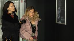 Als Konkurrentin der Kanzlei Roth wittert Claudia Schörnig (Sophie Rois, li.) bei Lisa (Camille Dombrowsky) ihre Chance.