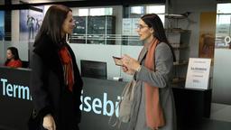 Anwaltsrivalin Schörnig (Sophie Rois, li.) lässt Elena (Maryam Zaree) von der Kanzlei Roth eiskalt stehen.