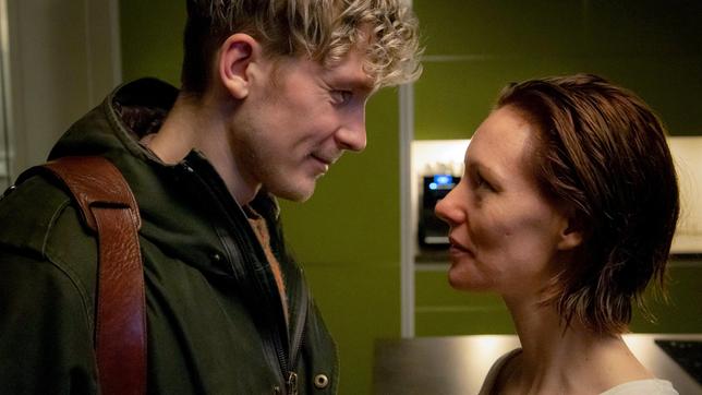 Bild: ARD Degeto/RBB/Kerstin Jacobsen Frontenwechsel: Leo (Lavinia Wilson) und Jonas (Jacob Matschenz) kommen sich näher.