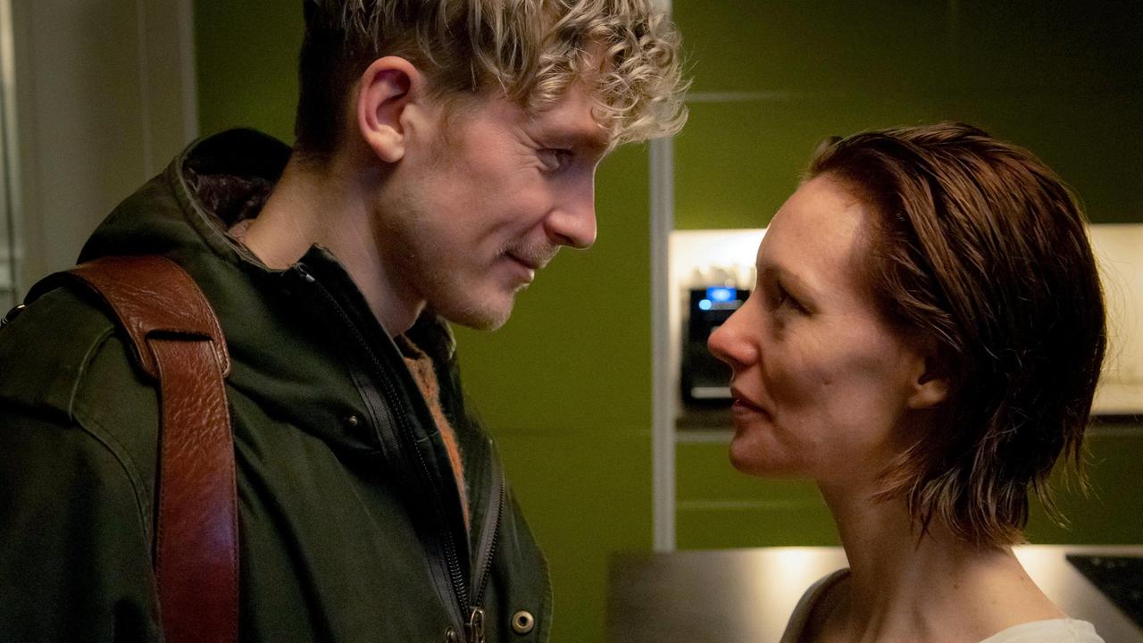 Frontenwechsel: Leo (Lavinia Wilson) und Jonas (Jacob Matschenz) kommen sich näher.