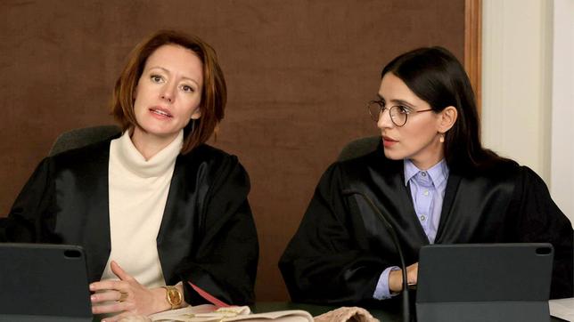 Bild: ARD Degeto/RBB/Kerstin Jacobsen Landgericht: Kanzlei-Inhaberin Leo (Lavinia Wilson, li.) und ihre Top-Anwältin Elena (Maryam Zaree) ziehen an einem Strang.