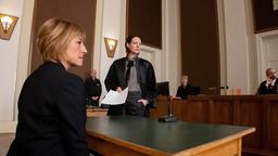 Leo (Lavinia Wilson, Mitte) erntet mit ihren Fragen an Anna Behrmann (Helene Grass, li.) wenig Verständnis.