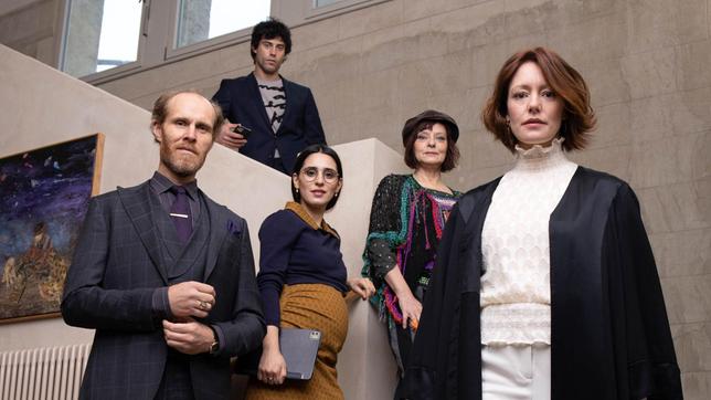 Bild: ARD Degeto/RBB/Kerstin Jacobsen Mit allen Wassern gewaschen: Kanzleichefin Leo (Lavinia Wilson, re.), ihre Zugpferde Cecil (Niels Borman, li.) und Elena (Maryam Zaree, Mitte li.), Detektivin Mimi (Michaela Caspar, Mitte re.) und Neuzugang Adrian (Aaron Altaras, hinten).