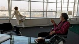 Promianwältin Leo Roth (Lavinia Wilson) will „Tag“-Reporter Götz Althaus (Stefan Kurt) daran hindern, Gerüchte zu Schlagzeilen zu machen.