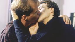 "Räumaktionen", am 25. März 1990. Liebe unter Männern: Der erste Kuss von Carsten Flöter (Georg Uecker) und Robert Engel (Martin Armknecht).