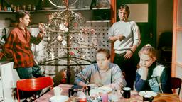 "Platz genug" am 23. Dezember 1990. V.l.n.r.: Timo (Michael Laricchia), Walze (Nadine Spruß) und Iffi (Rebecca Siemoneit-Barum) sind von den Umzugsplänen ihres Vaters (Jo Bolling) überhaupt nicht begeistert.