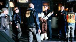 "Prawda", am 31. März 1991. Als Carsten (Georg Uecker) und Zorro (Thorsten Nindel) angeheitert das Akropolis verlassen, braust ein Jeep heran und bremst direkt vor ihnen. Drei Männer springen aus dem Wagen und schlagen brutal auf Carsten und Zorro ein.
