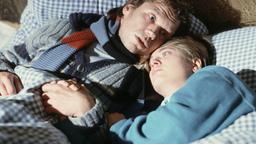 "Der erste Schnee" am 27. November 1988. Im Berggasthof liegen Benno und Gabi im Bett als es draußen schneit. (v.l.: Bernd Tauber und Andrea Spatzek)