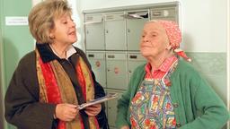 "Das Tuch" am 17. Februar 2002. Helga (Marie-Luise Marjan, links) hat einen weiteren geheimnisvollen Brief erhalten - was natürlich Elses (Annemarie Wendl) Neugier weckt.
