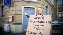 "Des Wahnsinns fette Beute" am 11. August 2013. Adi (Philipp Sonntag) protestiert vor dem „Akropolis“ gegen den Verkauf des griechischen Restaurants.