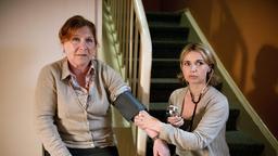 Dr. Elshoff (Tina Ruland) kümmert sich um Matterns Mutter Evelyn (Regine Vergeen), die nach einer Kreislaufschwäche gestürzt ist.