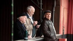 Helmut (Jochen Stern) und Berti (Dieter Schaad), erzählen Mattern (Hansa Czypionka), Opa Rudi wäre auf Kur gefahren.