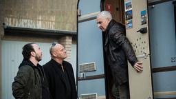 Lutz (Götz Argus) und Bernie (Michael Che Koch) halten Mattern (Hansa Czypionka) für einen korrupten Ex-Polizisten.