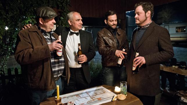 Bild: ARD/Martin Valentin Menke Mattern (Hansa Czypionka) erläutert seinen Freunden Willi (Johannes Rotter), Milan (Aleksandar Tesla) und Ecki (Roland Riebling) seinen Plan.