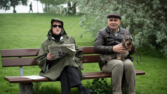 MATTERNS REVIER: Mattern (Hansa Czypionka) trifft Hauptkommissarin Freitag (Sybille Schedwill) im Stadtpark und möchte wissen, was sie da macht.