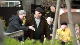 Mattern (Hansa Czypionka) verdächtigt Berti (Dieter Schaad) und Helmut (Jochen Stern), Opa Rudi im Beet verbuddelt zu haben. Hauptkommissarin Freitag (Sybille Schedwill) lässt die Kleingartenparzelle umgraben.