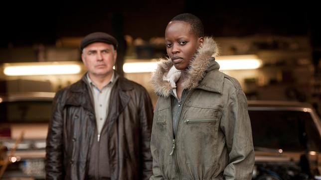 Bild: ARD/Martin Valentin Menke Matterns (Hansa Czypionka) Recherchen führen ihn zur aparten Kfz-Fachfrau Collie (Florence Kasumba). Will die Manfred nur um den Finger wickeln oder hat sie wirklich Interesse an „Mama“?