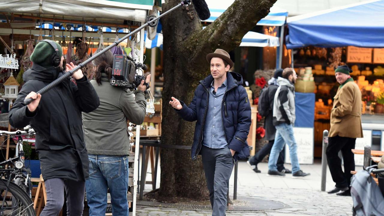 Harry G. beim Dreh am Münchner Viktualienmarkt für "Moni's Grill".