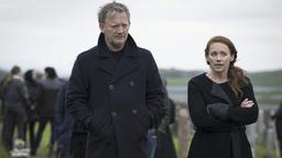 DI Jimmy Perez (Douglas Henshall) spricht mit Meg Pattison (Lucianne McEvoy)