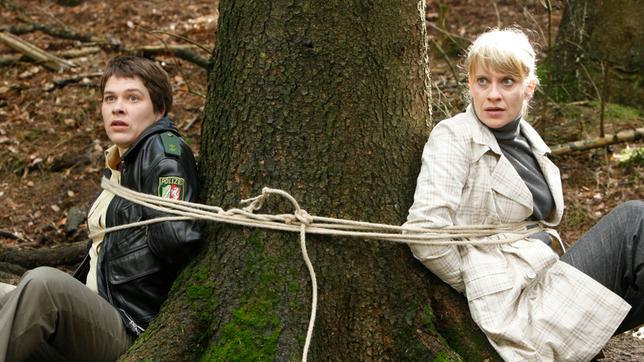 Sophie Haas und Bärbel Schmied sind im Wald gekidnappt und an einen Baum gefesselt worden.
