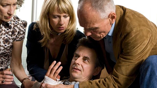 Bild: WDR/ARD/Frank Dicks Marlene Weinzierl (Gabriele Schulze), Sophie Haas (Caroline Peters) und Sophies Vater Hannes (Hans Peter Hallwachs) machen eine grausame Entdeckung. Der Klaviervirtuose Roman Lasmo (Johannes Silberschneider, vorne) wurde seines kleinen Fingers beraubt.