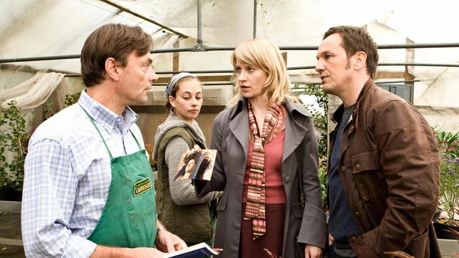 Bild: WDR/ARD/Frank Dicks Sophie Haas (Caroline Peters) und Andreas Zielonka (Max Gertsch) sind zur Zusammenarbeit verdammt. In der Gärtnerei zeigen sie Christian Lahrscheid (Peter Benedik) und Anke Jokisch (Heike Warmuth) ein Foto des ermordeten Mädchens, das angeblich niemand kennt.
