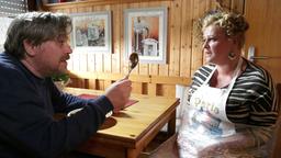 Mord mit Aussicht: Klaus Romanski (Aljoscha Stadelmann) nimmt Heike Schäffer (Petra Kleinert) als Geisel.