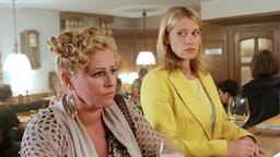 Mord mit Aussicht: Gasthof Aubach: Sophie Haas (Caroline Peters) mit Heike Schäffer (Petra Kleinert).