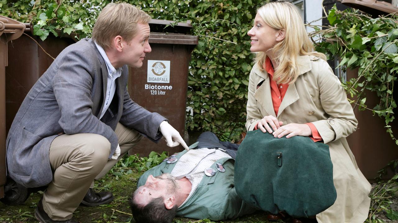 Mord mit Aussicht: Sophie Haas (Caroline Peters) und Dr. Bechermann (Patrick Heyn) am Tatort.