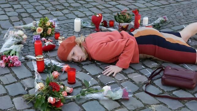 Bild: ARD/Michael Böhme Mord mit Aussicht: Sophie Haas (Caroline Peters) stellt die Lage der Leiche am Tatort nach.