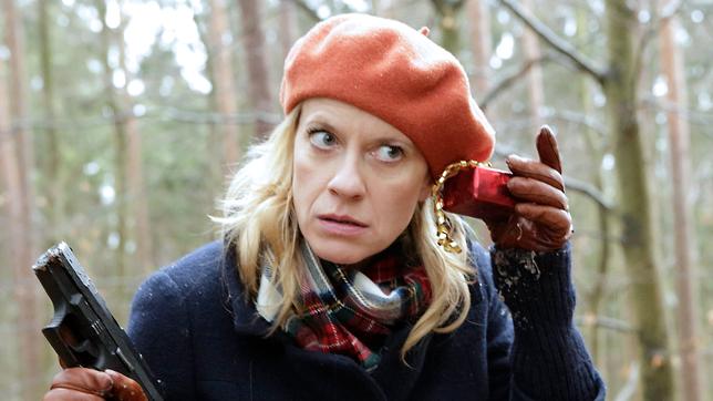 Sophie Haas (Caroline Peters) fahndet im Wald nach dem entführten Zielonka