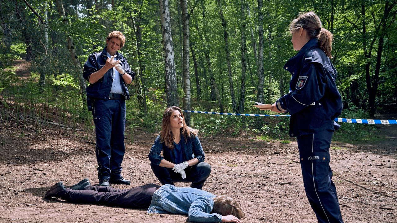 Heino Fuß (Sebastian Schwarz), Jenny Dickel (Eva Bühnen) und Marie Gabler (Katharina Wackernagel) sind sich sicher - der Tote am Fuß des "Herkulfels" wurde ermordet!