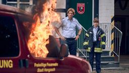 Heino Fuß (Sebastian Schwarz) und Jenny Dickel (Eva Bühnen) stehen vor einem Rätsel – was hat das brennende Einsatzfahrzeug zu bedeuten?