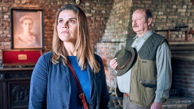 Bild: ARD/Frank Dicks Marie Gabler (Katharina Wackernagel) ermittelt zu dem Toten am "Herkulfels" und schaut sich auf dem imposanten Anwesen von Heinz Vettweiß (Rainer Reiners) sehr genau um …