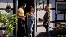 Marie (Katharina Wackernagel) ist überrascht, dass Gisbert (Kai Schumann) und Barisa (Marta Sroka) zusammen das Haus streichen.