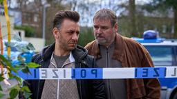 Mehmet (Cem Ali Gültekin) und Arthur (Felix Vörtler) stehen hinter der Polizeiabsperrung des Tatorts. Die beiden haben in Jennys Vorgarten eine Leiche entdeckt.